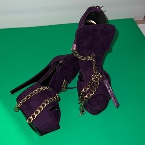 Hi I’m selling purple high heel shoes size 7